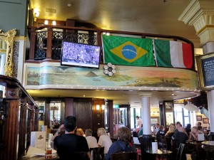 Inside the pub watching Wimbledon